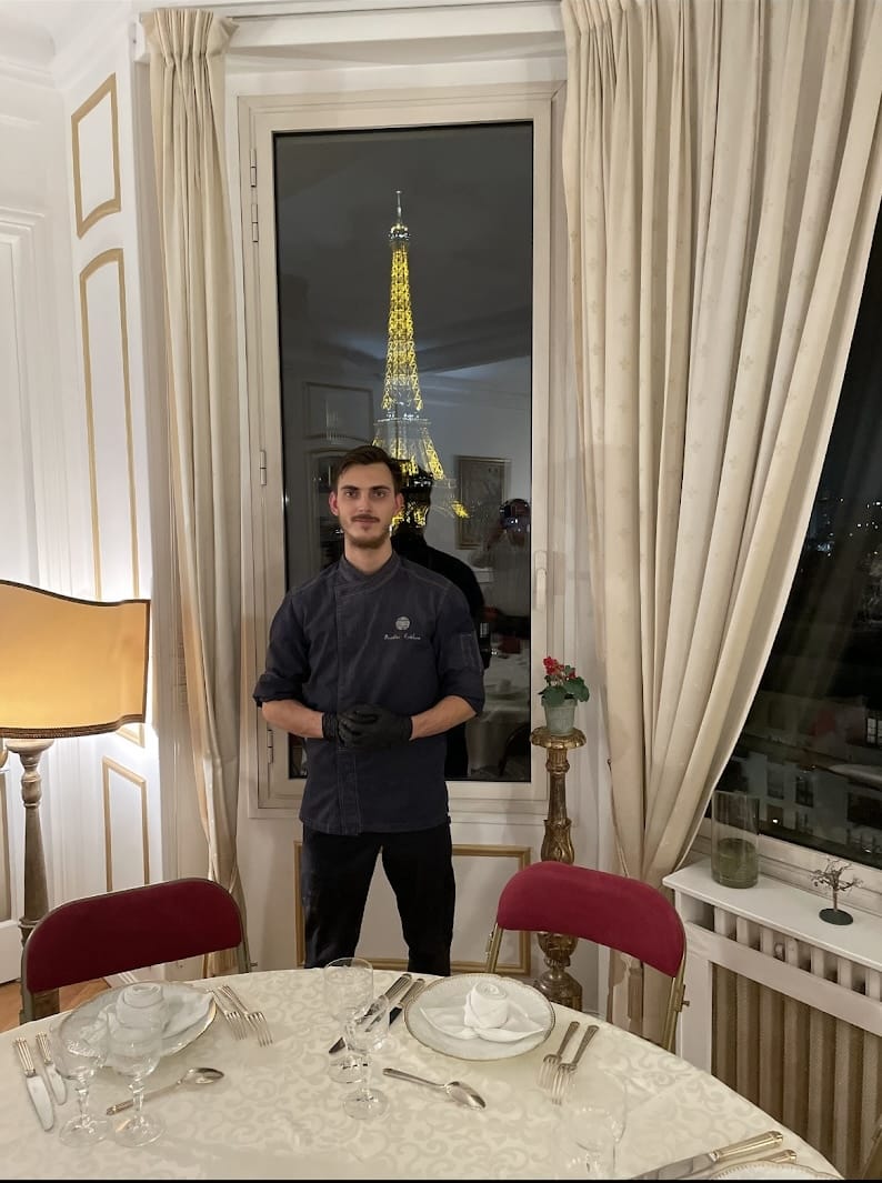 Chef devant la Tour Eiffel